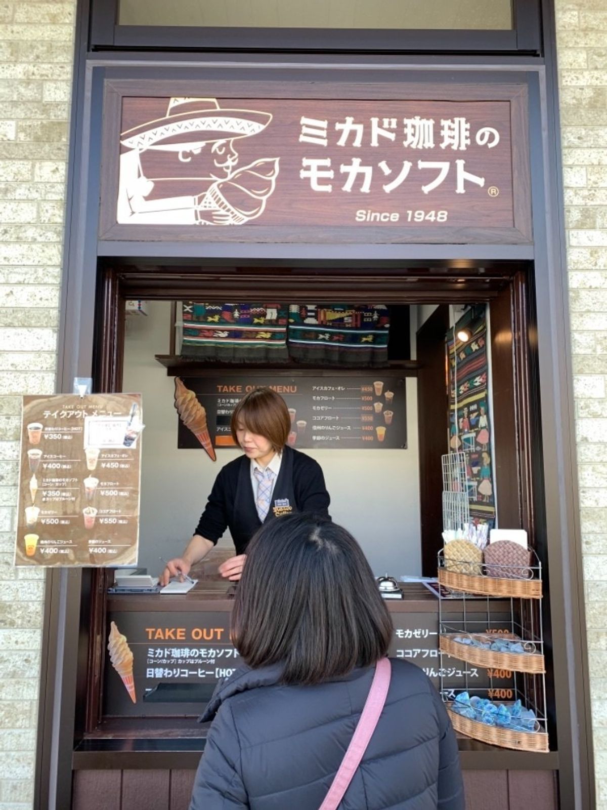 定番のミカド珈琲。モカソフトが有名ですね。ちょい寒いですが。