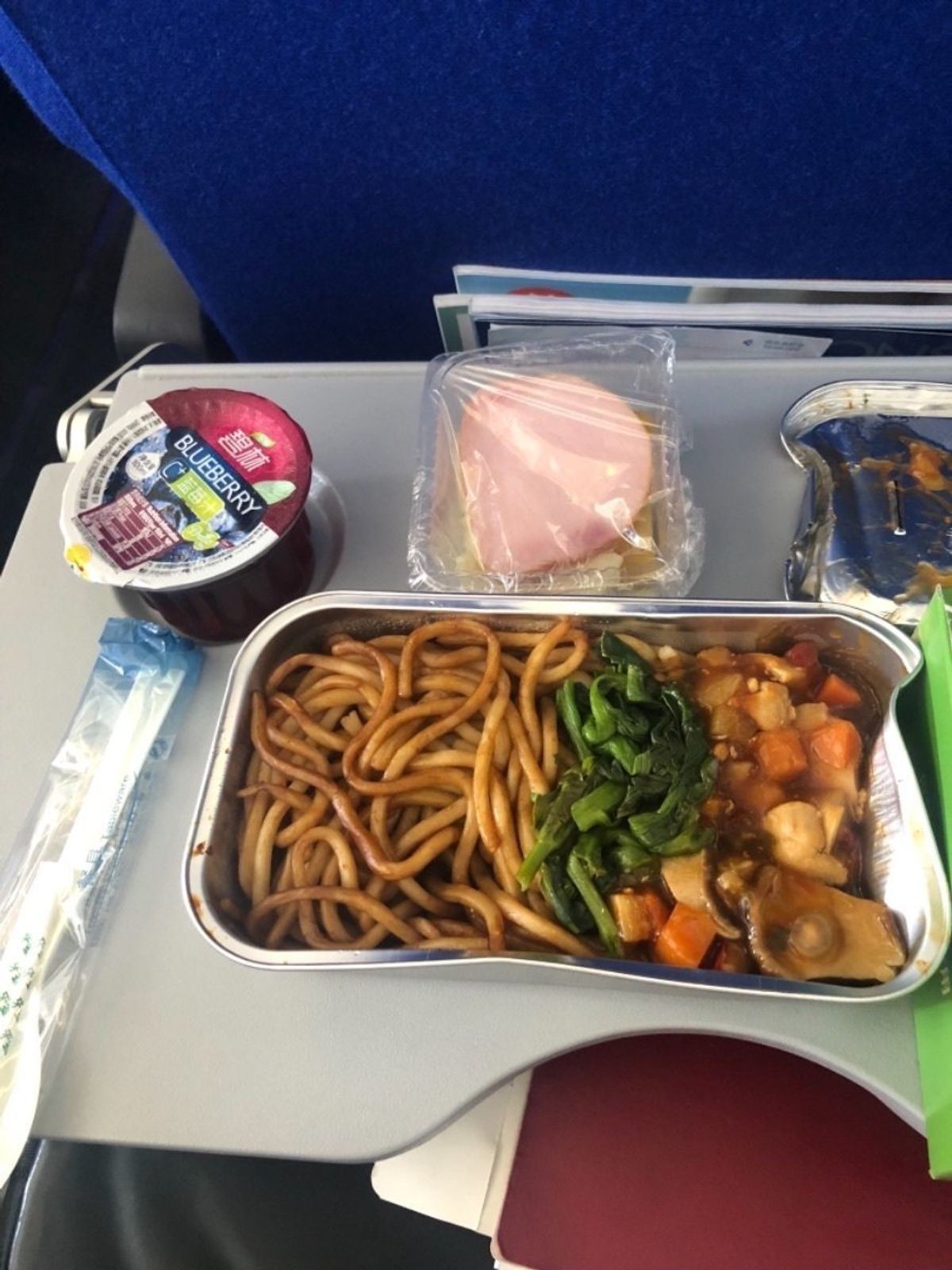 春秋航空の機内食。
ハムと玉ねぎピクルスみたいなやつ美味い。