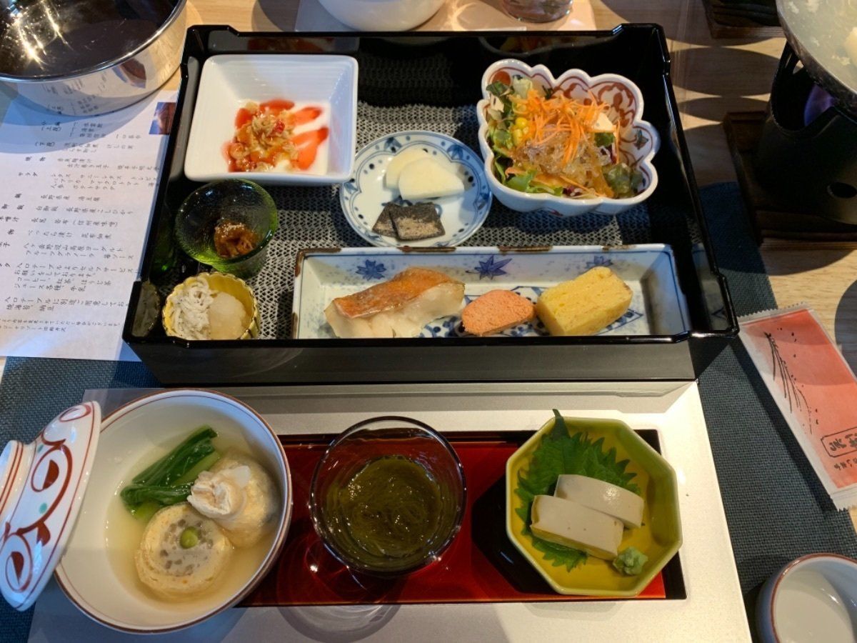 朝ごはん。子供用の朝食はなく、大人と同じです。子供は食べきれないのでもった...