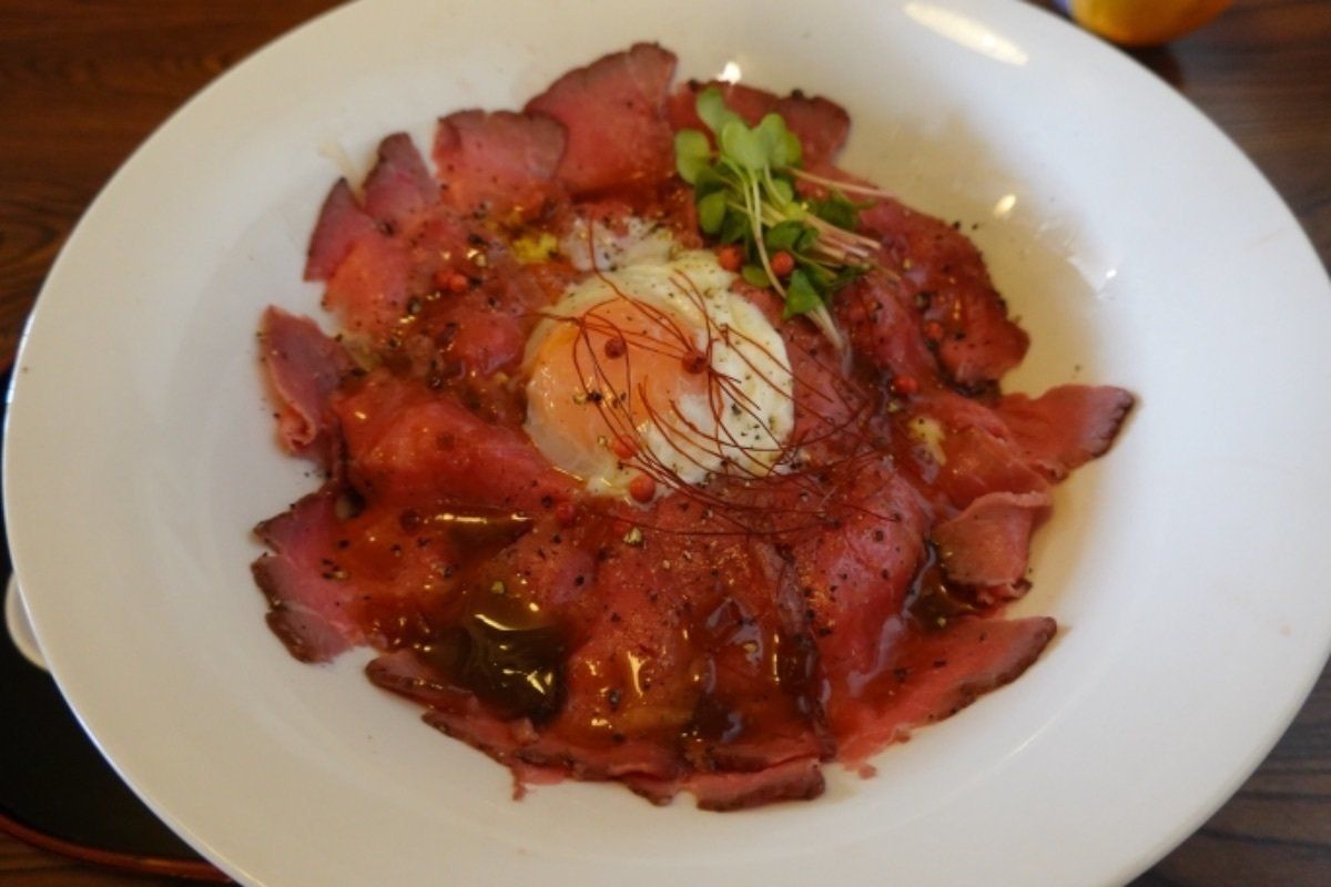 富士山の近くにある「ダイニング兜」で昼飯。ローストビーフ丼、すごく柔らかか...
