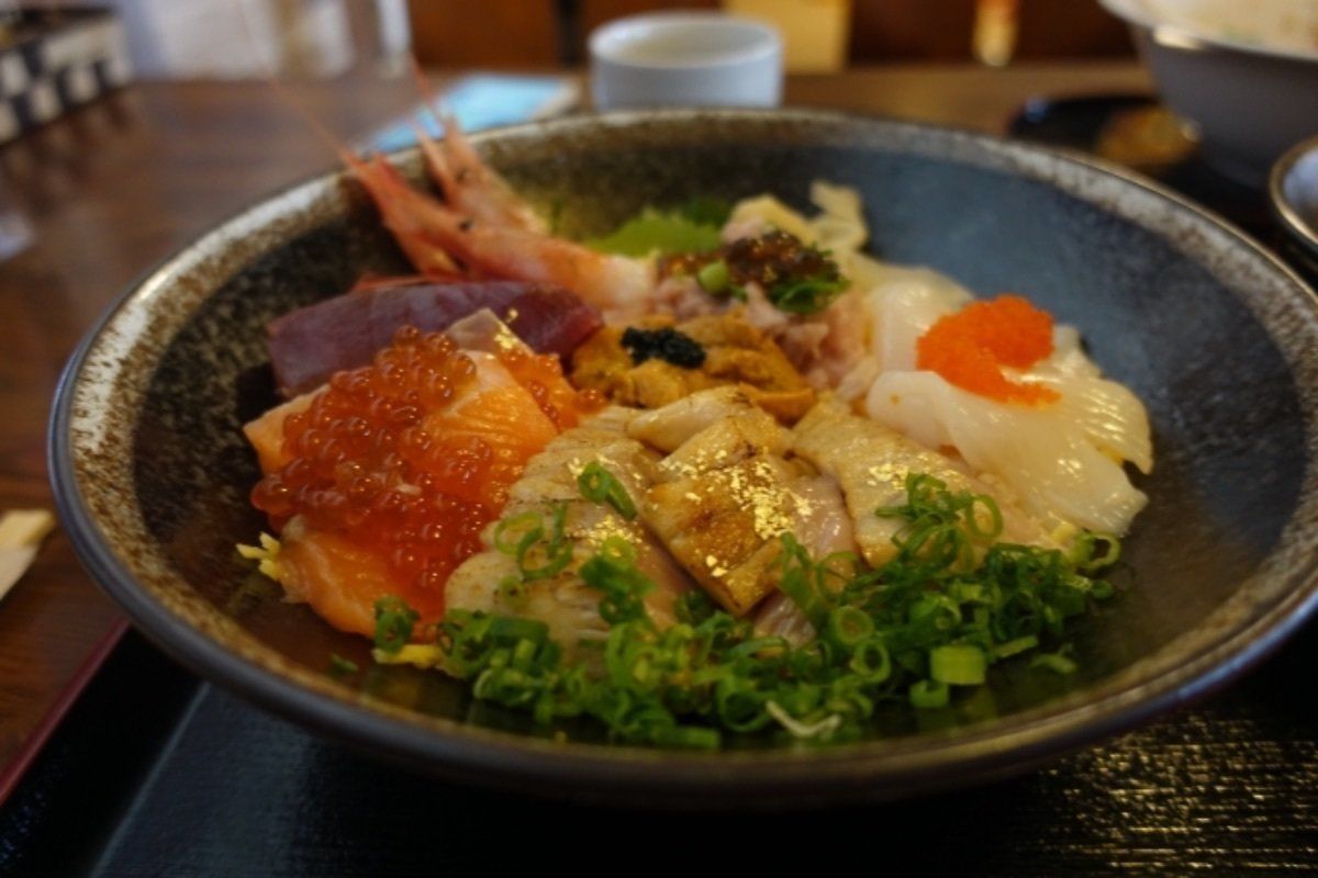 富士山の近くにある「ダイニング兜」で昼飯。ローストビーフ丼、すごく柔らかか...