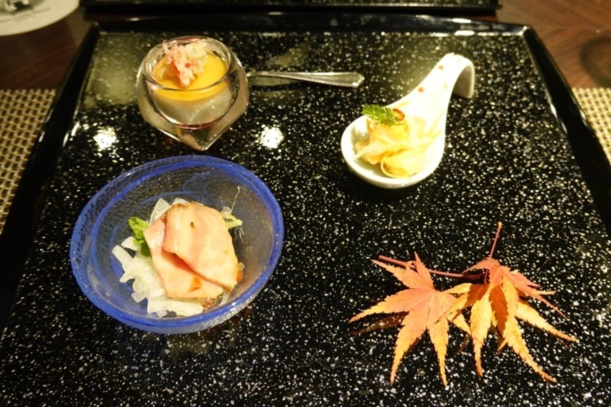 夕食はホテルの鉄板焼き「銀明翠」。当日予約したらそのレストランしか空いてな...