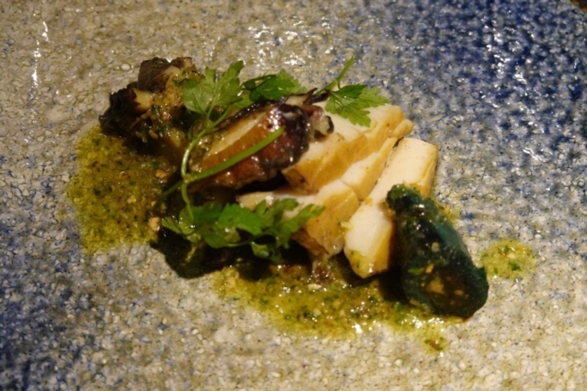 夕食はホテルの鉄板焼き「銀明翠」。当日予約したらそのレストランしか空いてな...