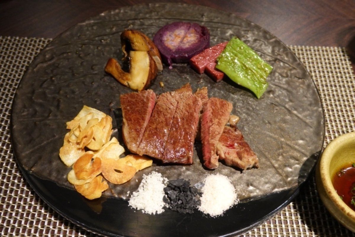 夕食はホテルの鉄板焼き「銀明翠」。当日予約したらそのレストランしか空いてな...