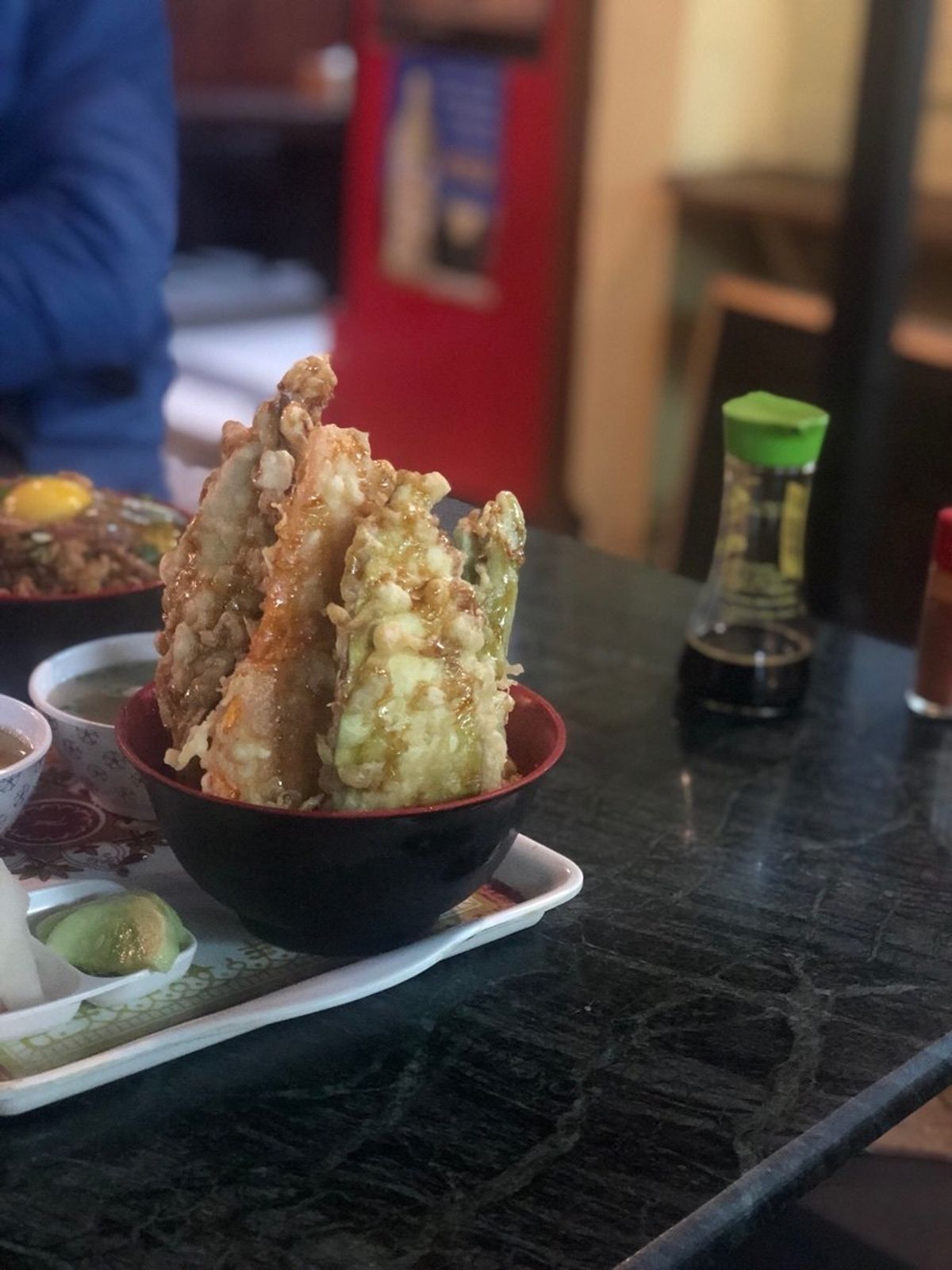 和食で有名な絆に。
天丼を注文。これで350ルピー。
店員の態度が悪い...