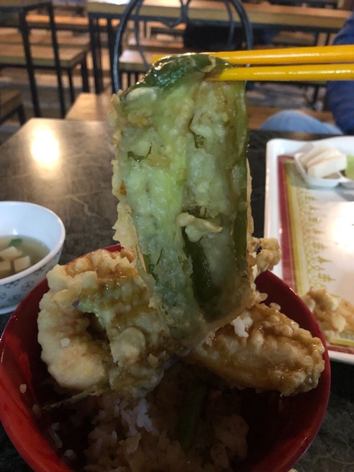 和食で有名な絆に。
天丼を注文。これで350ルピー。
店員の態度が悪い...