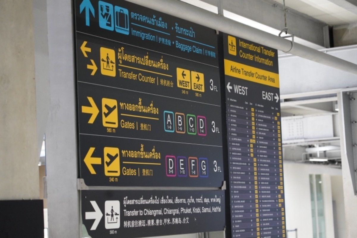 バンコク到着。トランジットは4時間強。スワンナプーム空港はとても広い。次の...