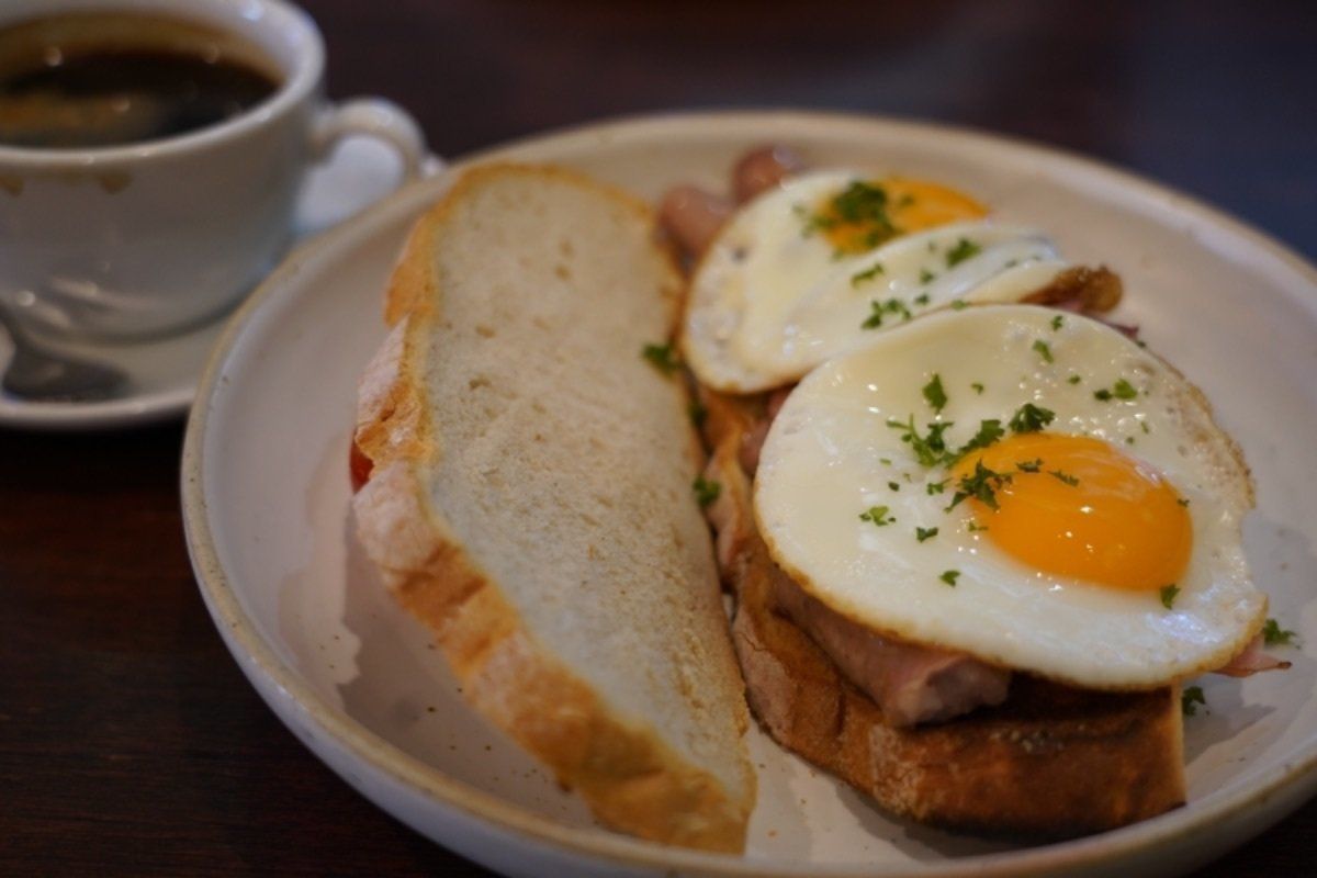 バンコク到着。トランジットは4時間強。スワンナプーム空港はとても広い。次の...