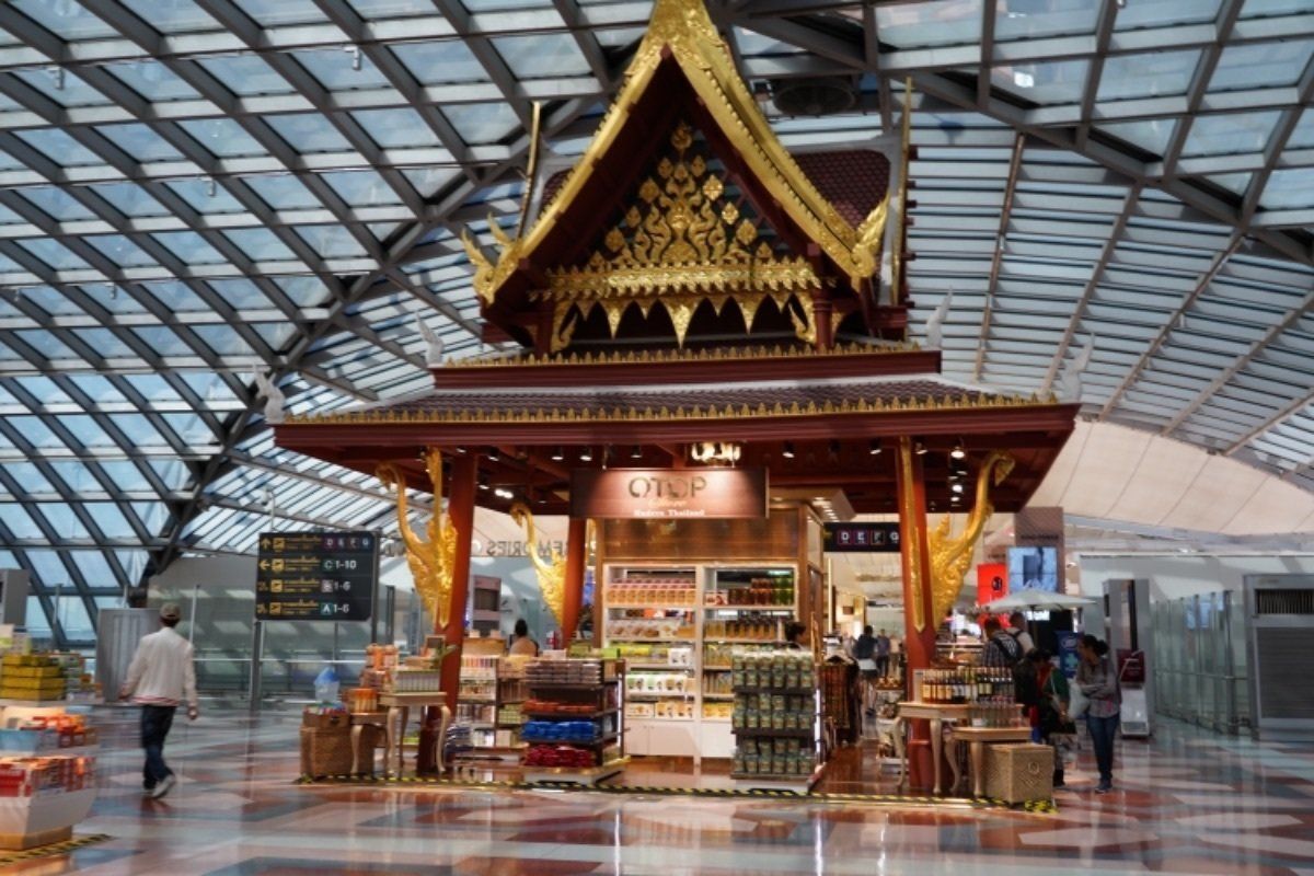 バンコク到着。トランジットは4時間強。スワンナプーム空港はとても広い。次の...