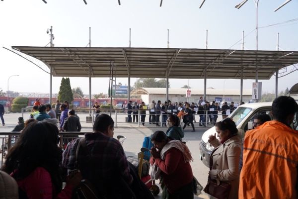 ネパール・カトマンズ「ネパールカトマンズヒマラヤの旅！」の写真：空港を出るとタクシードライバーのプレッシ...