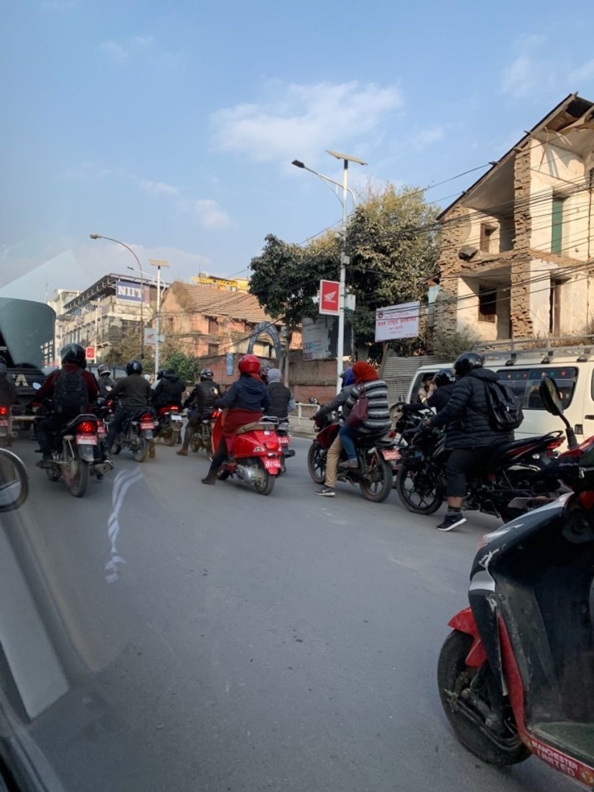 タクシーで移動。インドのようなミャンマーのようなそんな感じだった。道路は狭...