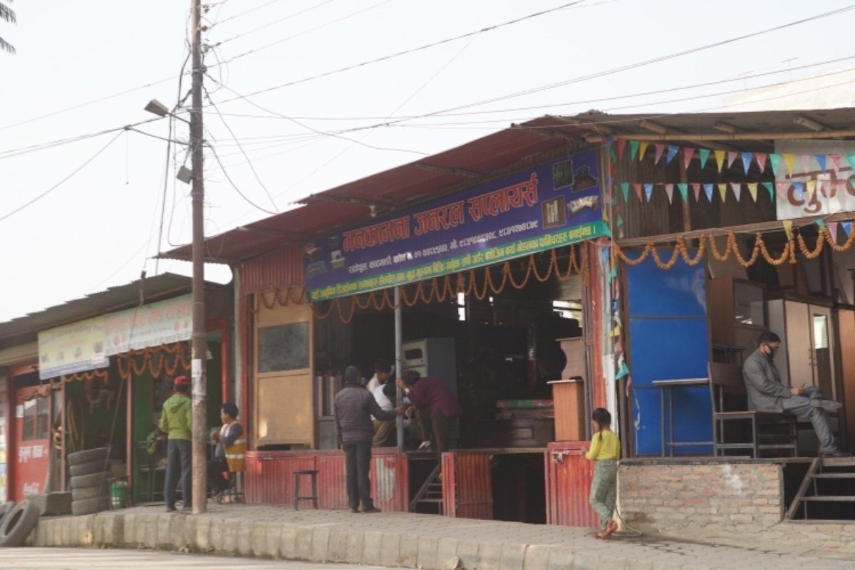 タクシーで移動。インドのようなミャンマーのようなそんな感じだった。道路は狭...