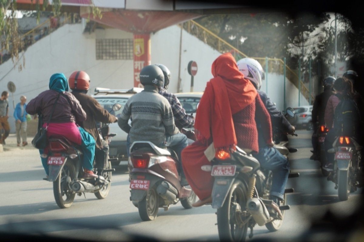 タクシーで移動。インドのようなミャンマーのようなそんな感じだった。道路は狭...