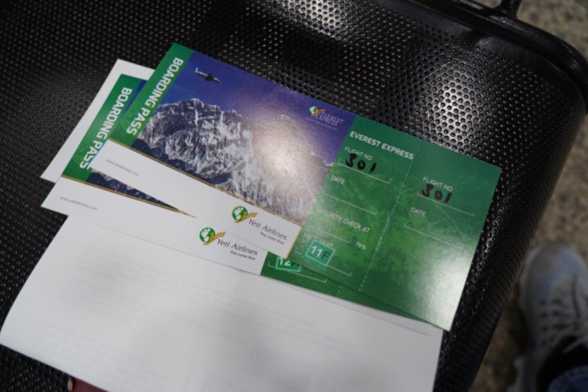 早朝6時。ドリブバン空港へ。飛行機からヒマラヤ山脈を見る「マウンテンフライ...