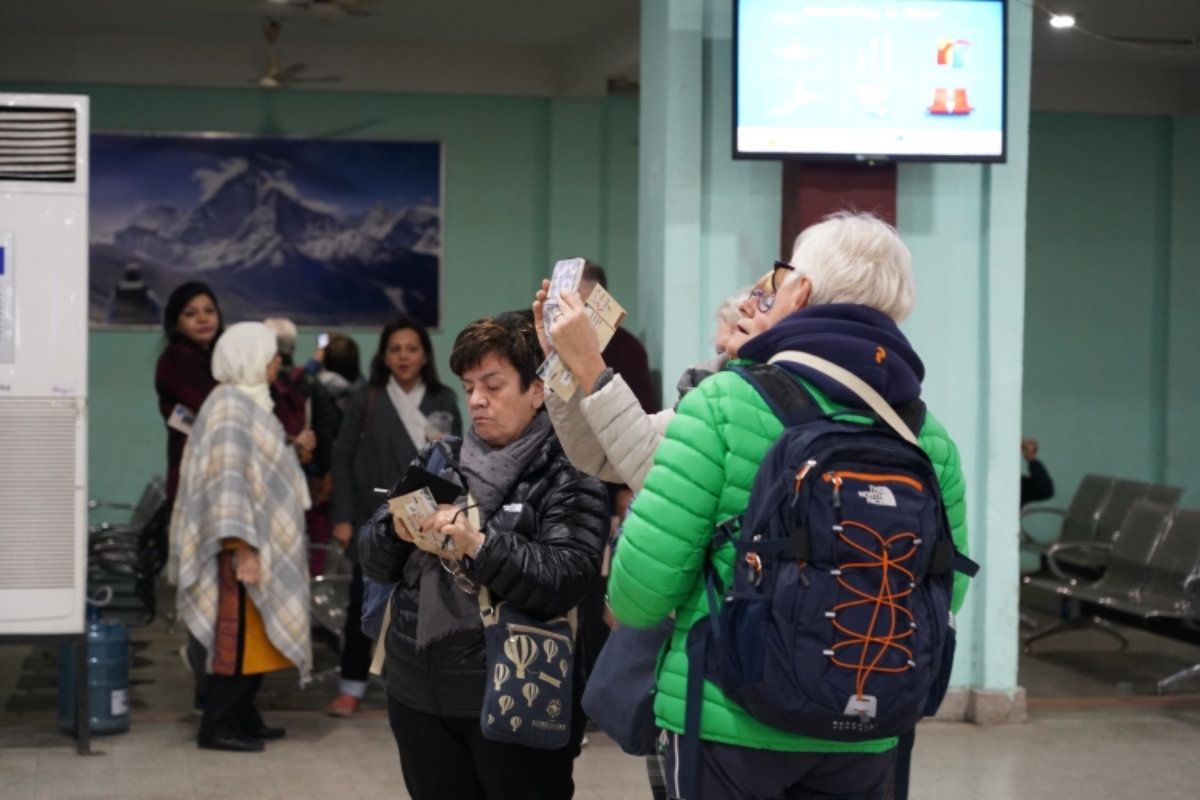 早朝6時。ドリブバン空港へ。飛行機からヒマラヤ山脈を見る「マウンテンフライ...