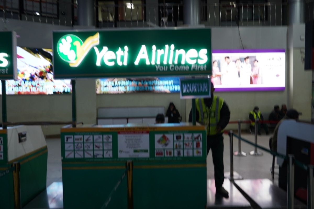 早朝6時。ドリブバン空港へ。飛行機からヒマラヤ山脈を見る「マウンテンフライ...