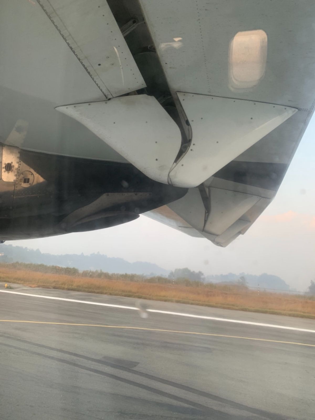搭乗時間がきた。バスに乗って飛行機へ。機内に入って座席に座ると、翼に一番近...