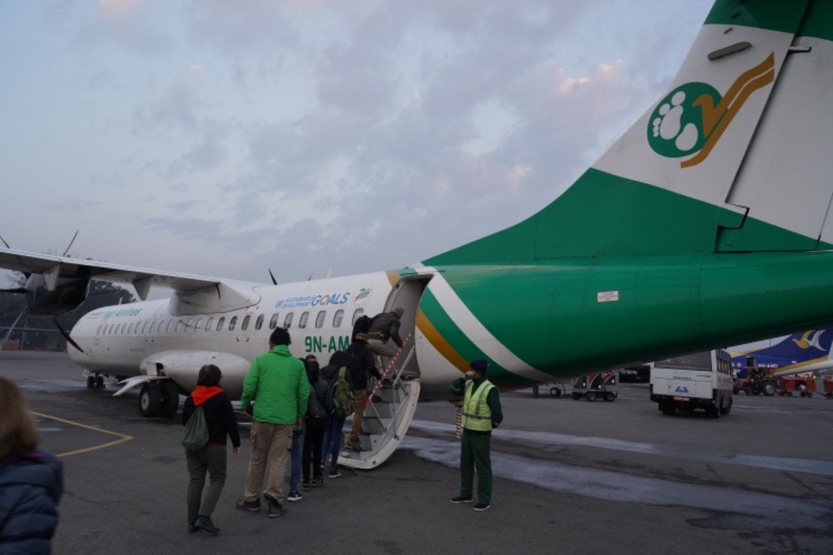 搭乗時間がきた。バスに乗って飛行機へ。機内に入って座席に座ると、翼に一番近...