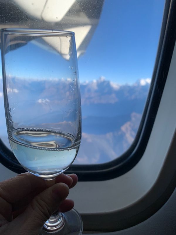 ネパール・カトマンズ「ネパールカトマンズヒマラヤの旅！」の写真：シャンパンが振舞われる。しかし、乗ってい...