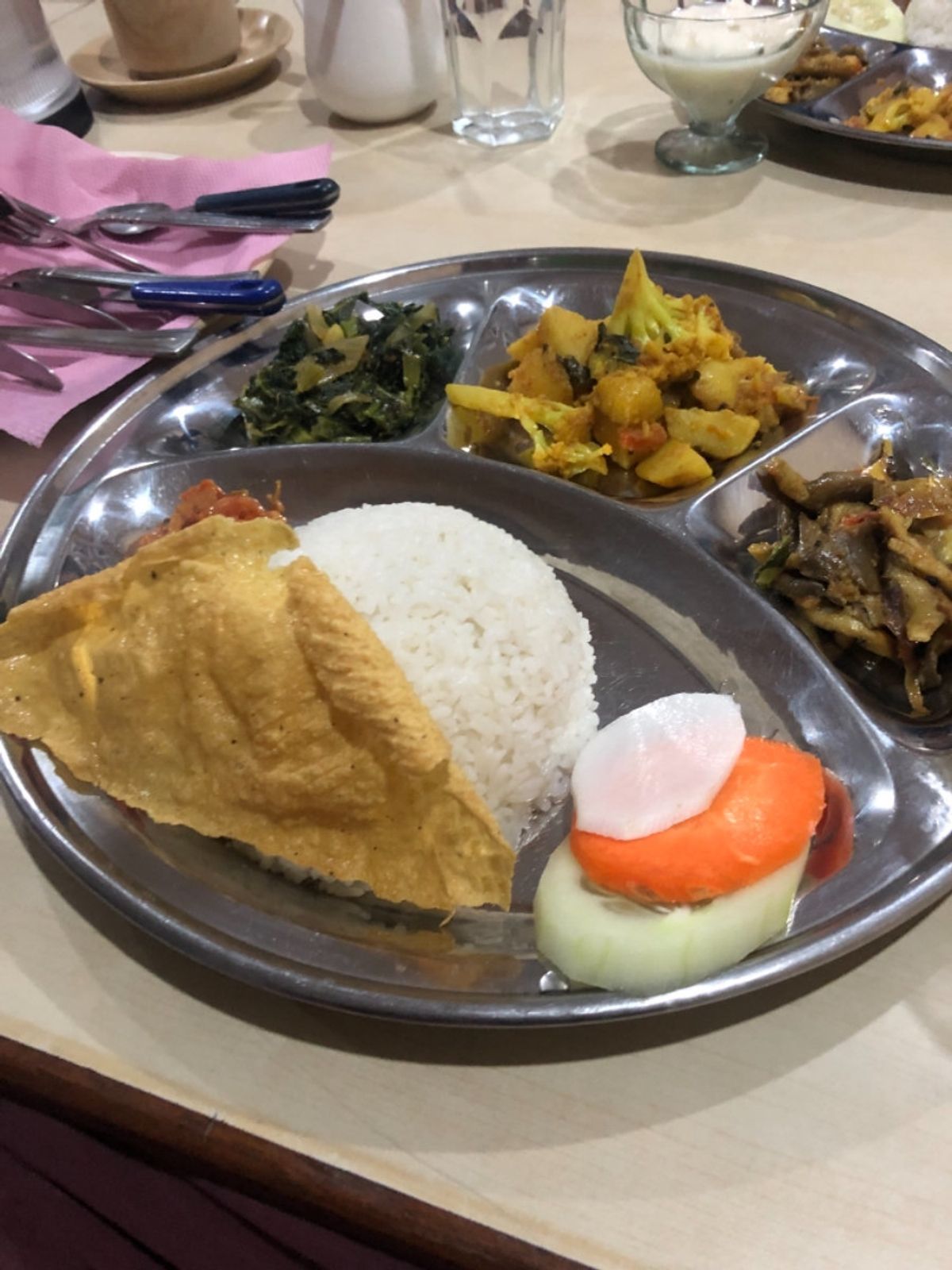 王様のヨーグルトらしい、ズゥーズゥーダウ。甘かった。
カレーも美味い。