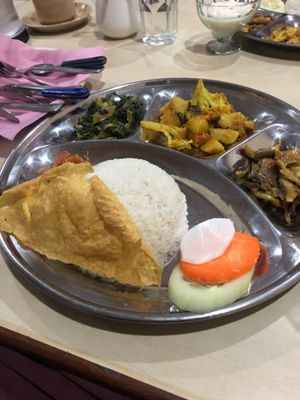 王様のヨーグルトらしい、ズゥーズゥーダウ。甘かった。
カレーも美味い。