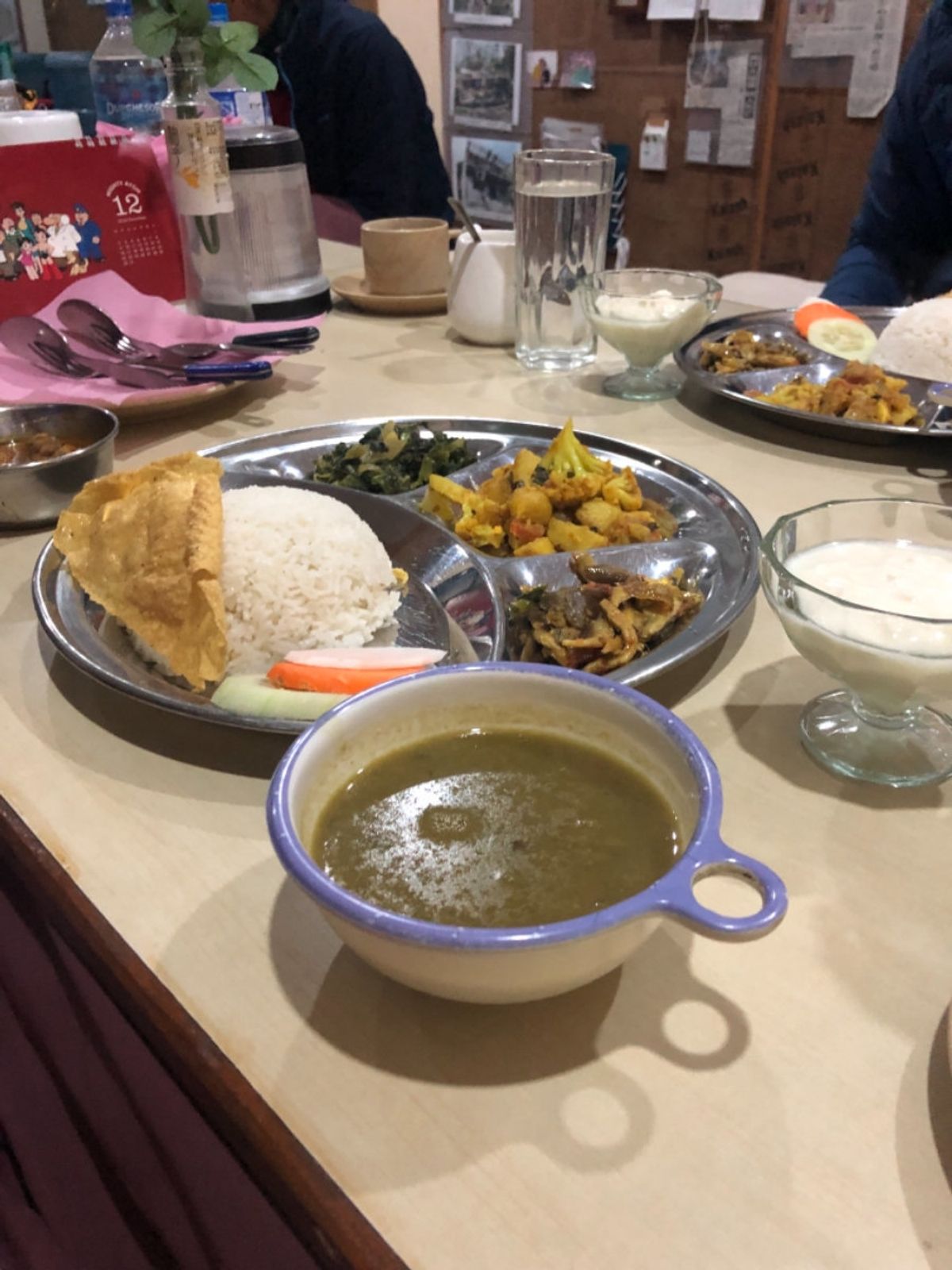 王様のヨーグルトらしい、ズゥーズゥーダウ。甘かった。
カレーも美味い。