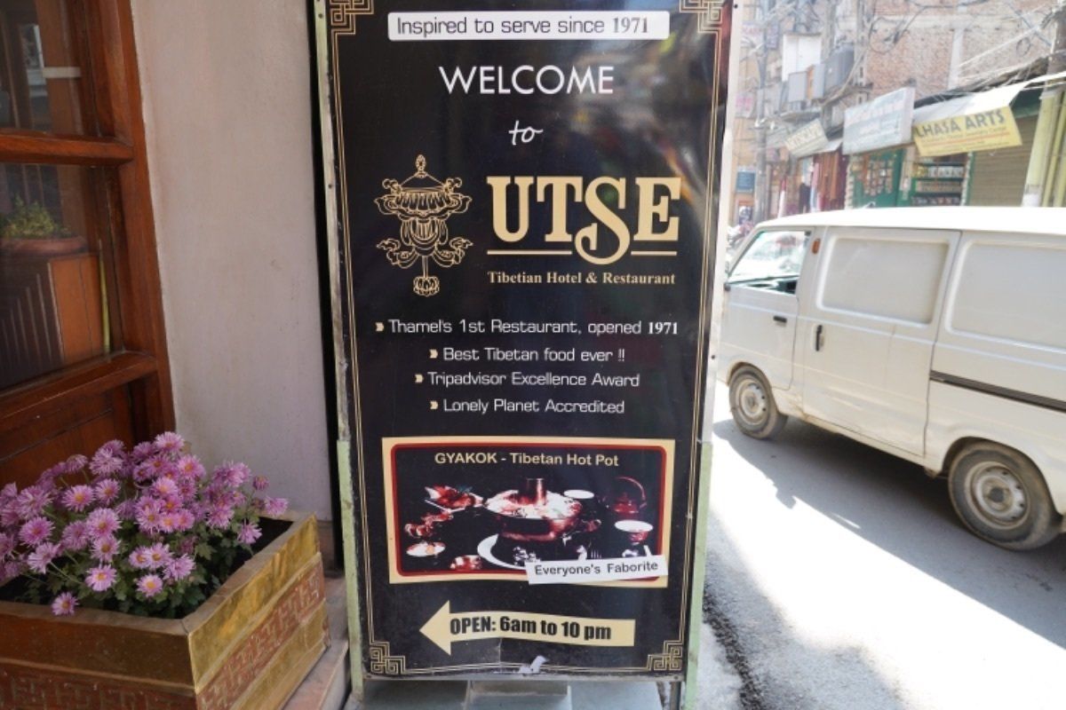 昼食はホテル近くの火鍋レストラン「UTSE」へ。前日予約をしたら500ルピ...