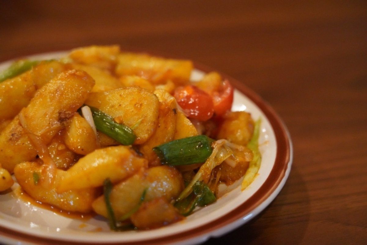 昼食はホテル近くの火鍋レストラン「UTSE」へ。前日予約をしたら500ルピ...