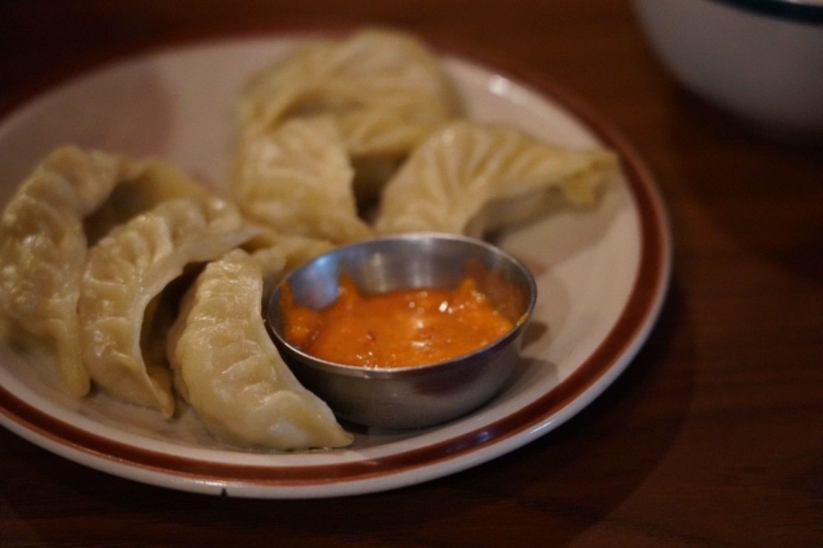 昼食はホテル近くの火鍋レストラン「UTSE」へ。前日予約をしたら500ルピ...