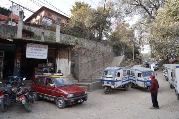 ネパール・カトマンズ「ネパールカトマンズヒマラヤの旅！」の写真：鴨川を渡っところで急に降ろされる。リキシ...