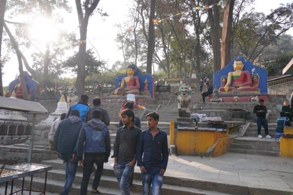 ネパール・カトマンズ「ネパールカトマンズヒマラヤの旅！」の写真：15分ほど歩くとようやく入り口に到着（リ...