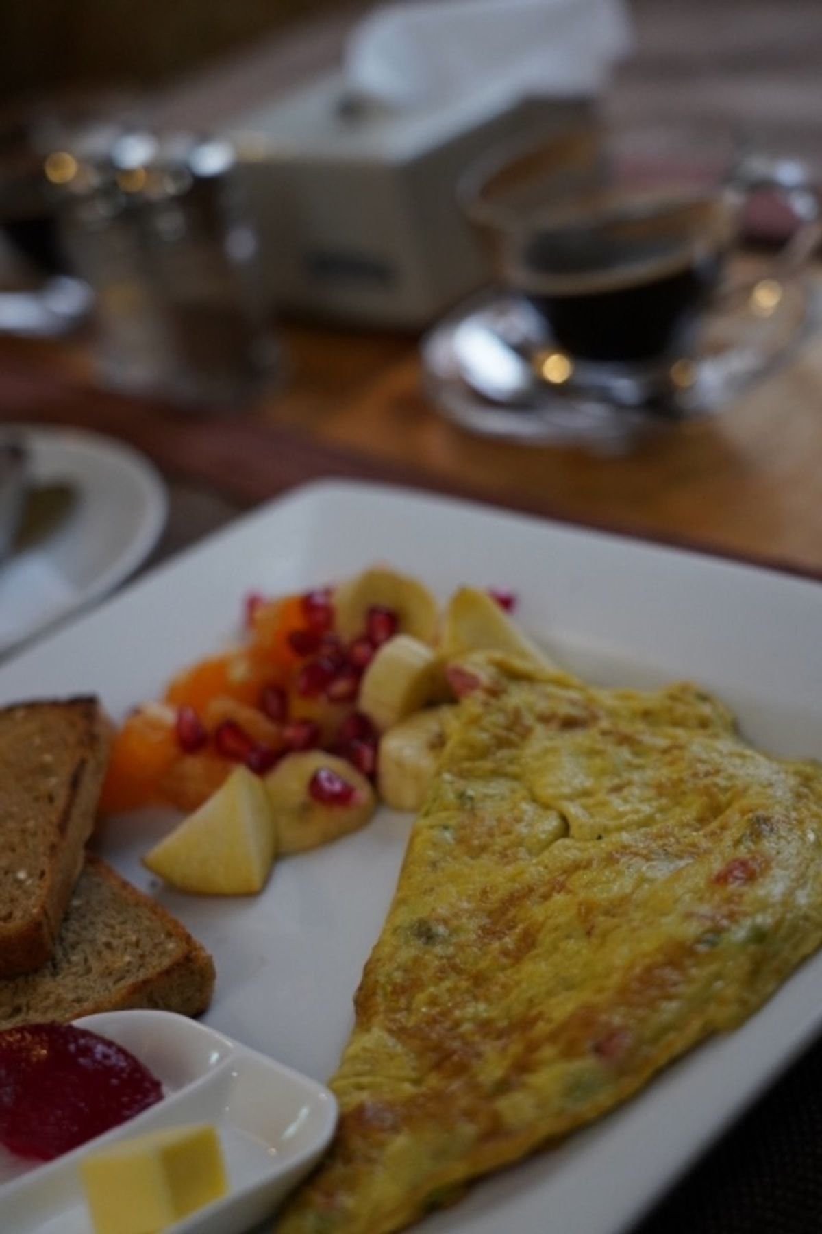 3日目朝は近所の「Yala cafe」でモーニング。ネパール風オムレツとパ...