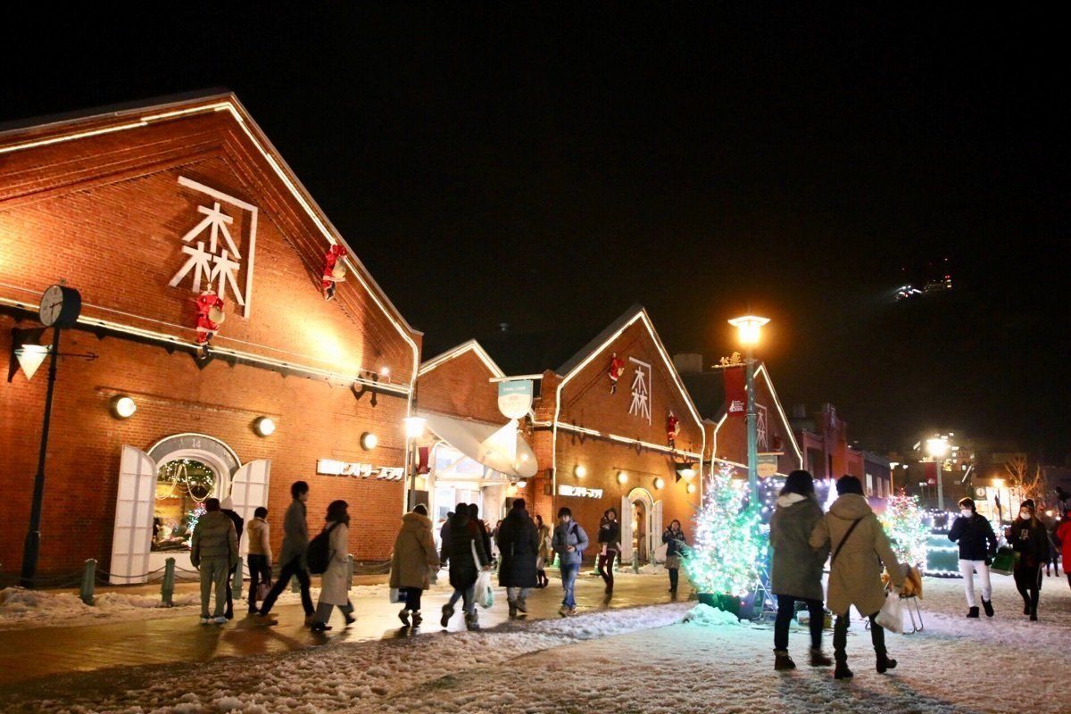 はるばる来たぜ函館！
函館山からの夜景が圧倒的だった！ベイエリアのオレン...