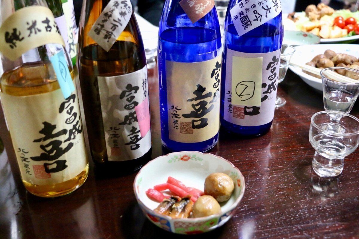 福井県で北陸の冬の味覚、越前がにの初セリを取材。
メスのセイコガニは外子と...