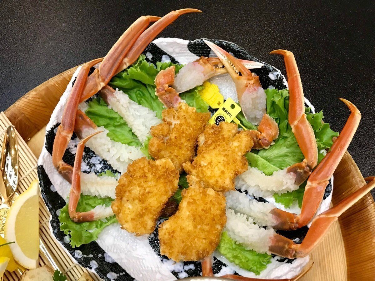 福井県で北陸の冬の味覚、越前がにの初セリを取材。
メスのセイコガニは外子と...