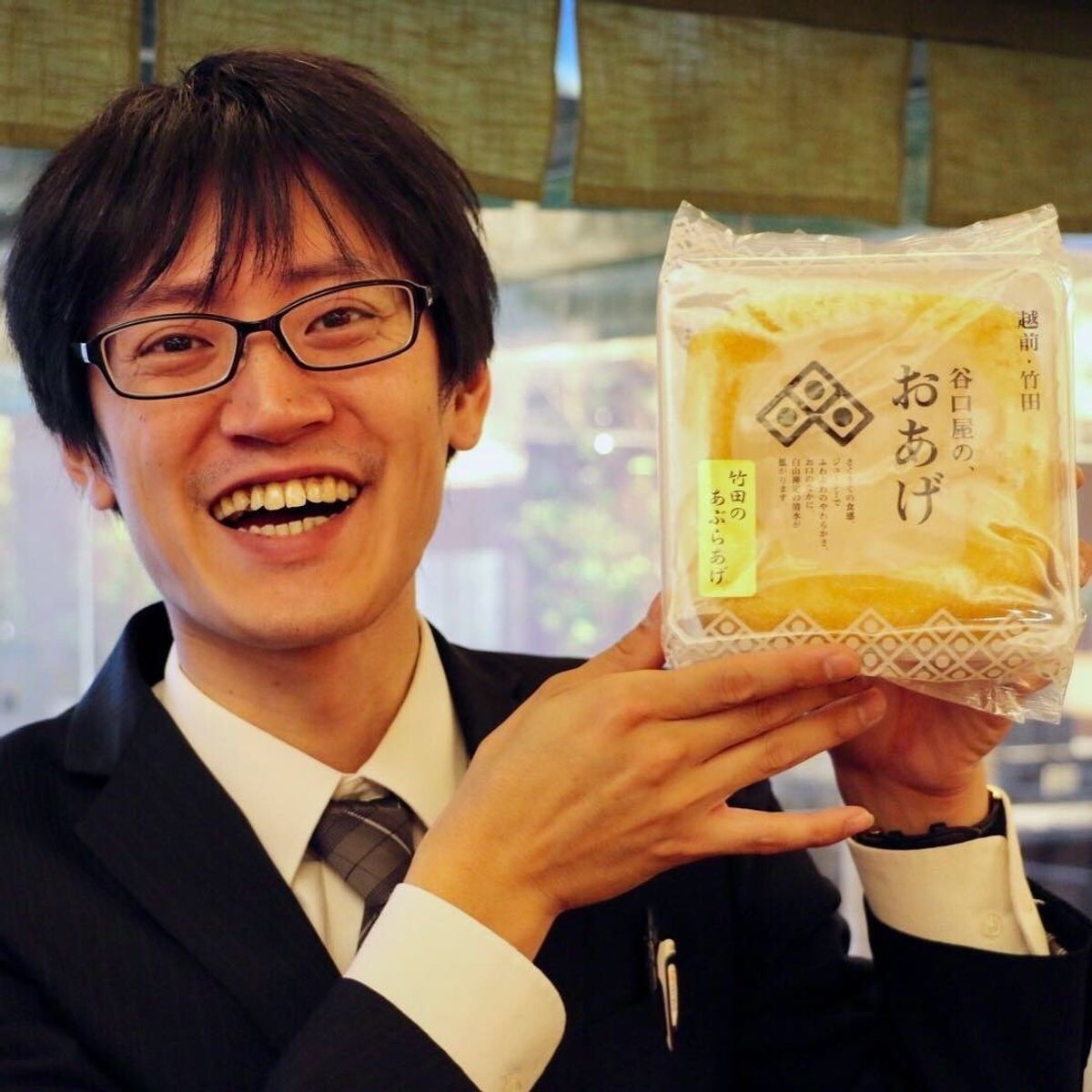 福井県で北陸の冬の味覚、越前がにの初セリを取材。
メスのセイコガニは外子と...