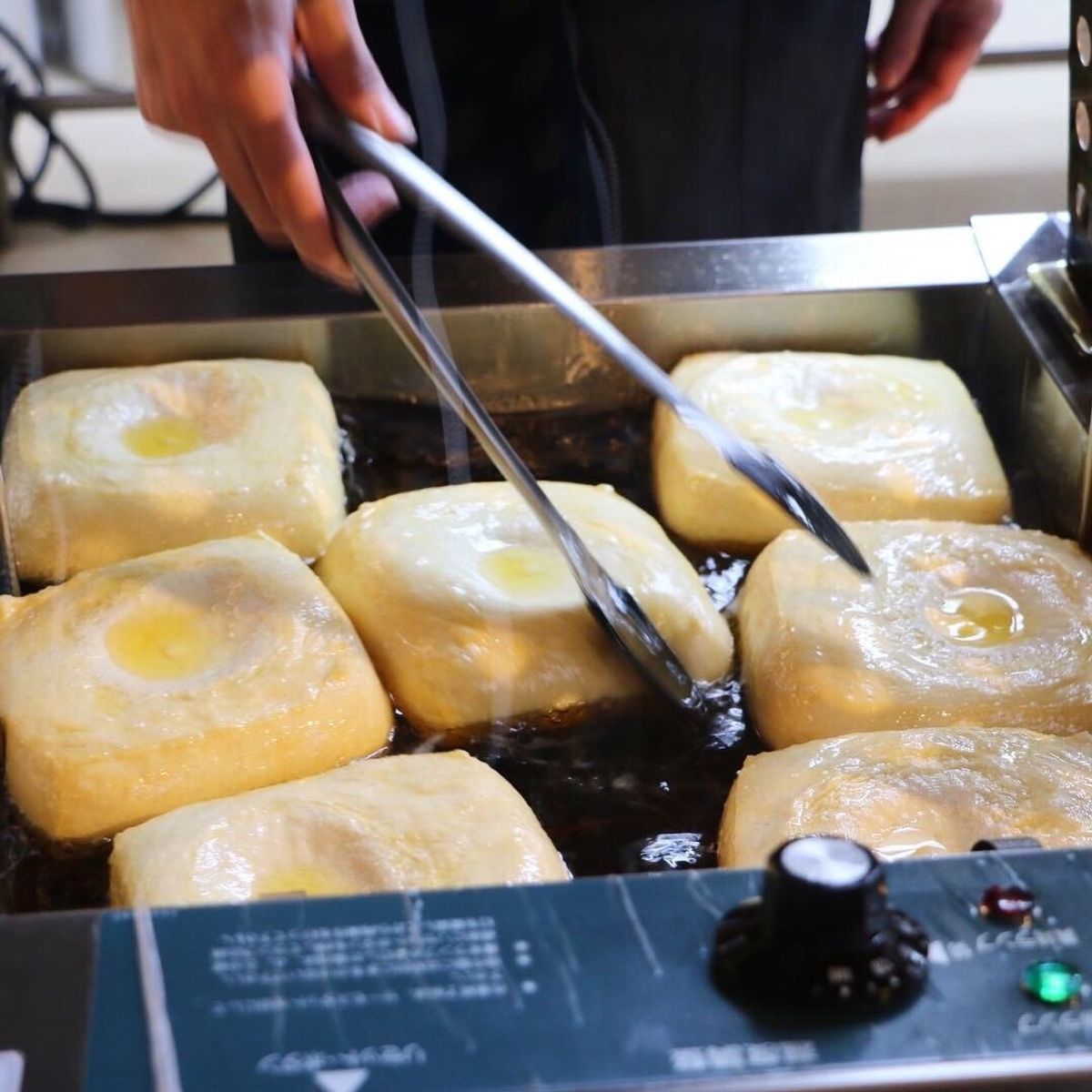 福井県で北陸の冬の味覚、越前がにの初セリを取材。
メスのセイコガニは外子と...