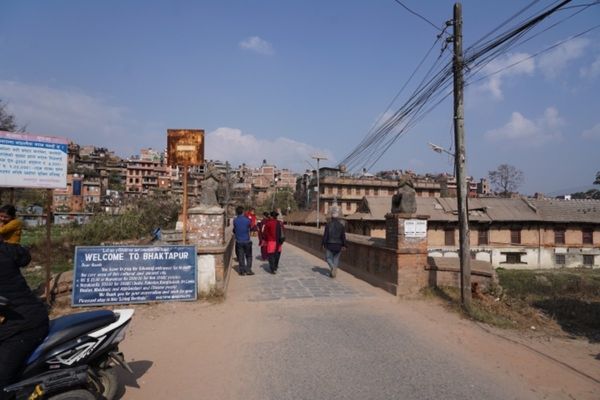 ネパール・カトマンズ「ネパールカトマンズヒマラヤの旅！」の写真：大通りから5分くらい歩くとパクタプルの入...