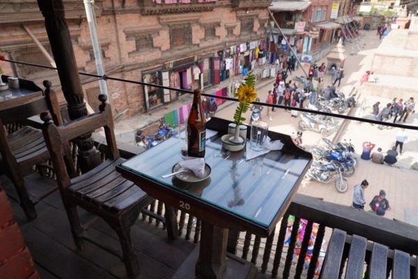 ネパール・カトマンズ「ネパールカトマンズヒマラヤの旅！」の写真：そのニャタポラ寺院の目の前のいかにも高そ...