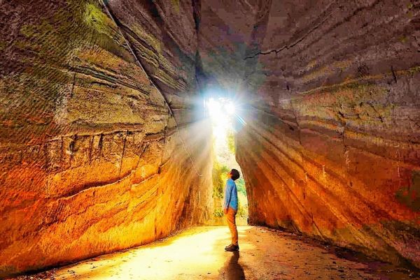 日本・千葉「千葉アクアラインさんぽ2018」の写真：灯篭坂大師の切り通しトンネル