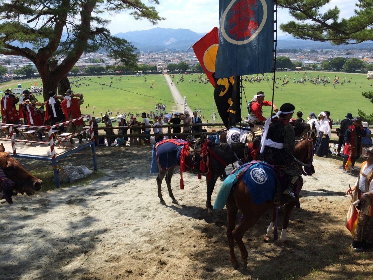 行列
競馬
御神旗争奪