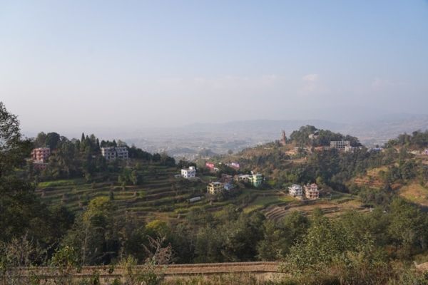 ネパール・カトマンズ「ネパールカトマンズヒマラヤの旅！」の写真：旅館の部屋の前からの眺め。右側にいるのは...