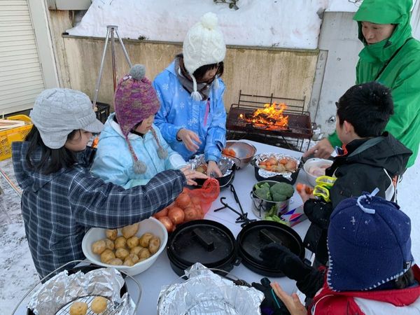 日本・北海道「北海道留萌市　こども冬キャンプ」の写真：自分たちで薪割りし、火も起こします！
ダ...