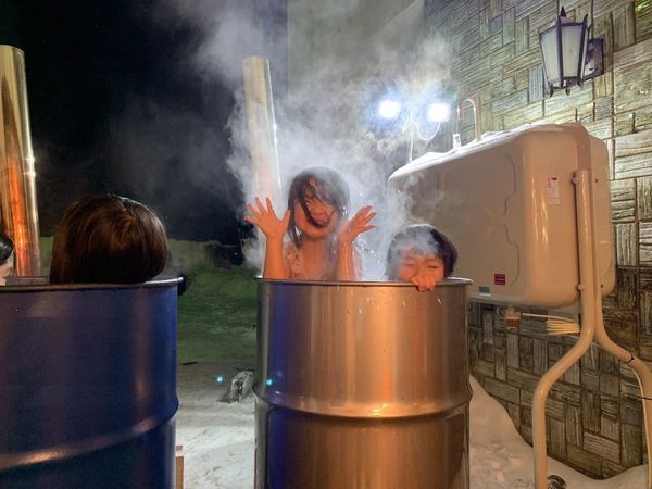 日本・北海道「北海道留萌市　こども冬キャンプ」の写真：ドラム缶風呂はみんな、おおはしゃぎ！