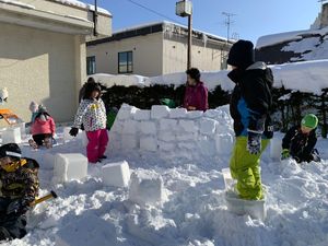 イグルーづくりはみんなで。
男女別に合計２つ作りました！
夜は希望者がこの...