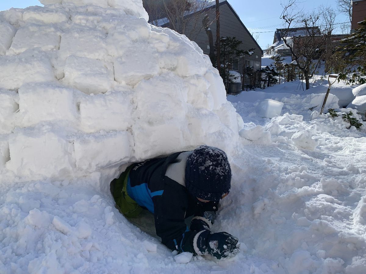 イグルーづくりはみんなで。
男女別に合計２つ作りました！
夜は希望者がこの...