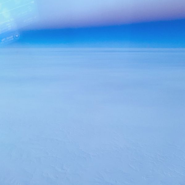 アイスランド・レイキャビク「アイスランド、オーロラと温泉の旅」の写真：機内から。雲かと思ったら北極の氷だった。...