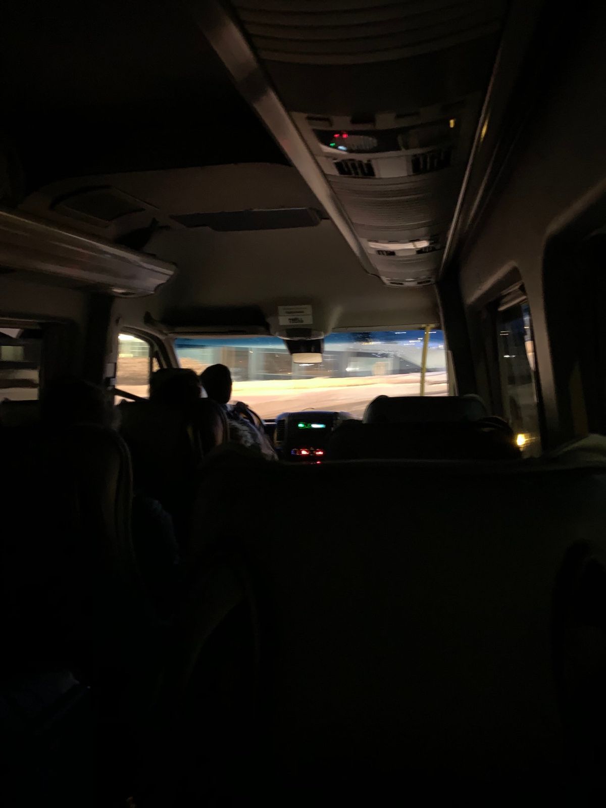 バスに乗ってゴールデンサークルなどに出発！バスストップにいろんなバスたまり...