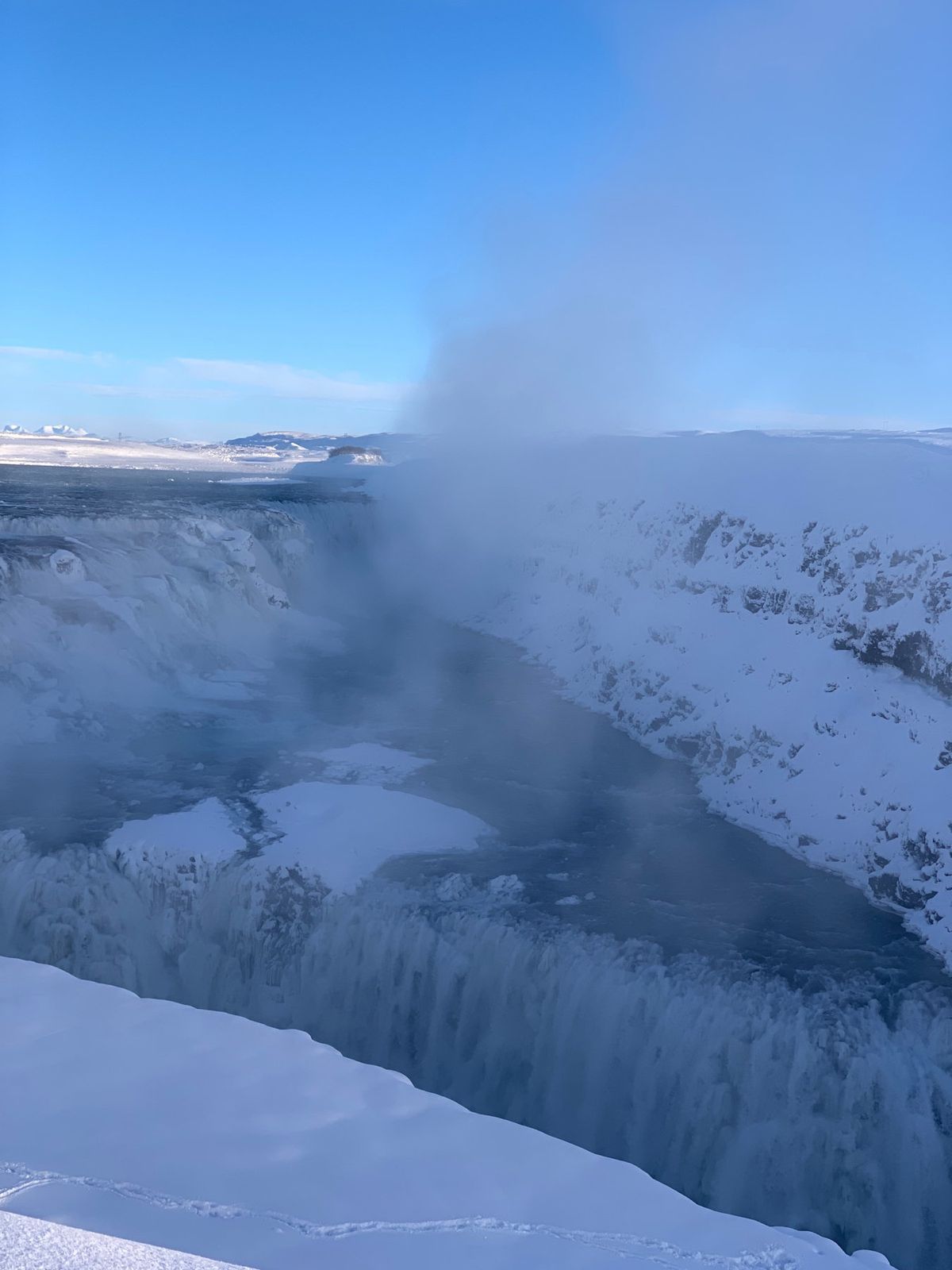 アイスランドで有名なグトルフォスの滝です。水しぶきがここまで飛んでくる。滝...