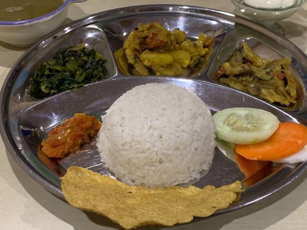 ネパール・カトマンズ「ネパールカトマンズヒマラヤの旅！」の写真：旅館では炬燵の部屋でオーナーの筋田さんと...